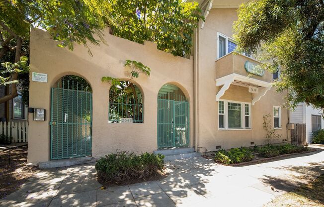 OPEN HOUSE: 11/8 2:30-3:30PM ~ 1 BR with AC in Bankers Hill with Onsite Laundry