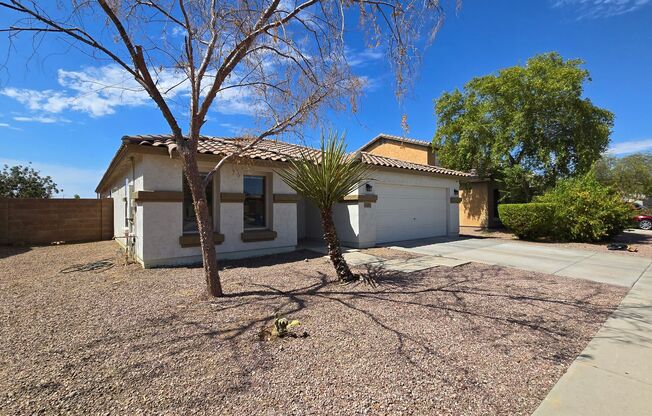 Lovely 4 bedroom 2 bath home +Den in Sunset Point Community Of Buckeye!