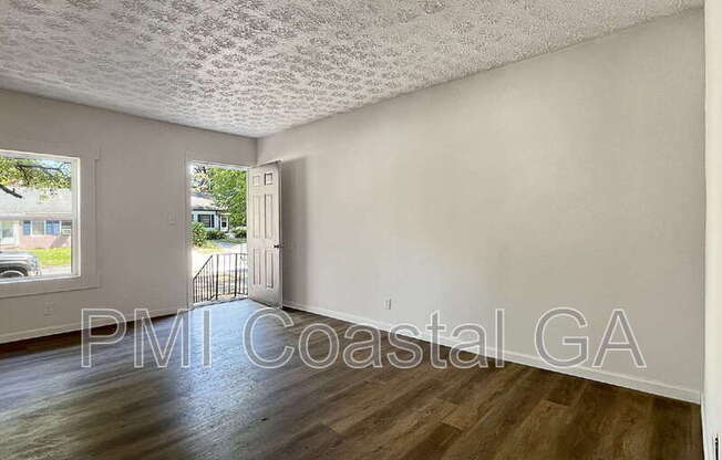 1121 E 53 ST