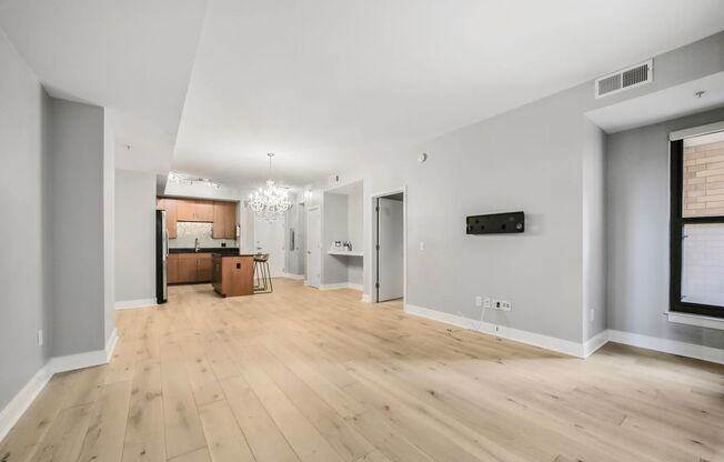 Available Now! High End 1 Bed/ 1 Bath in Amenity Rich Building