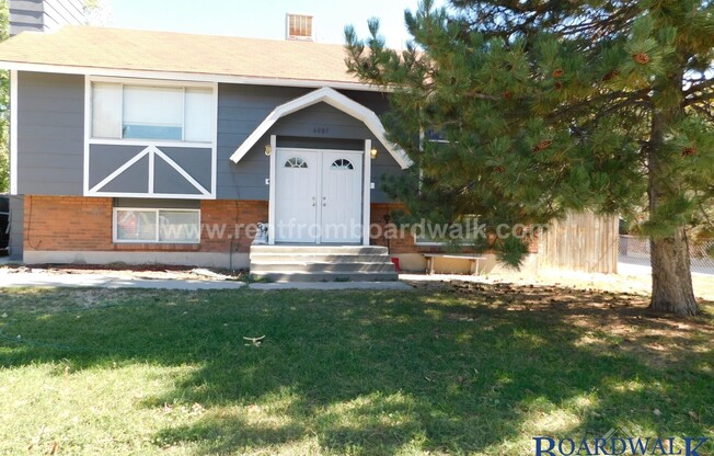 3 beds, 1 bath, 944 sqft, $1,375