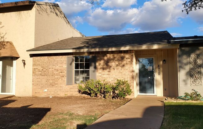 Cozy 2 bed, 2 bath home in SOUTHLAND PARK ADDITION!