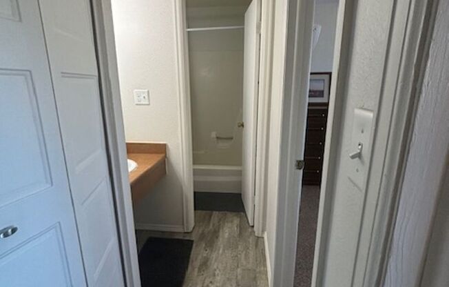 1 bed, 1 bath, $1,000, Unit Apt. 201