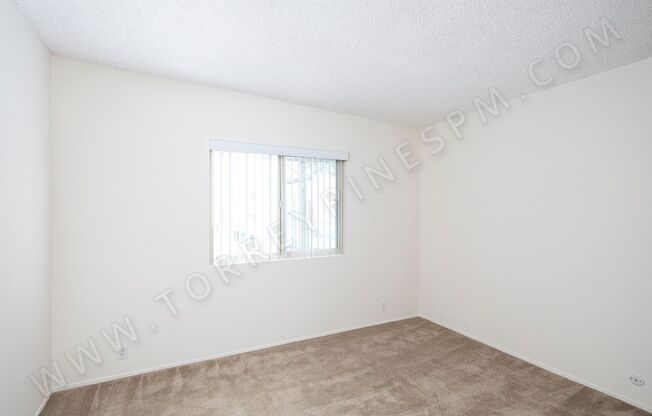 *OPEN HOUSE: 5/10 10-11AM* La Jolla 2 Br with 2 Parking Spaces, Washer/Dryer