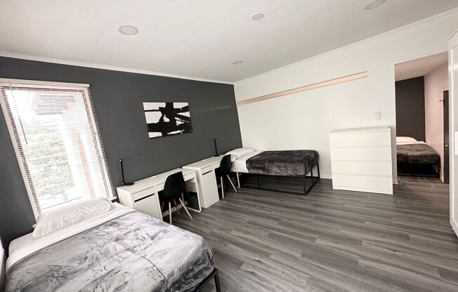 8 beds, 4 baths, 376 sqft, $944, Unit Room 201 - 201 - 2 - A