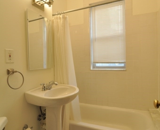 Studio, 1 bath, 328 sqft, $2,150, Unit 11