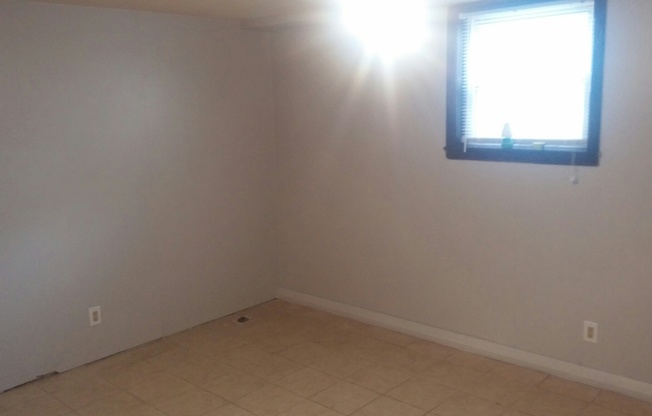 Studio, 1 bath, 400 sqft, $550, Unit 1