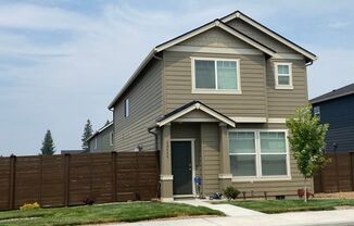 Newer SE 3 Bdrm House, All Appliances incl W/D, Air Cond, Community Pool, Double Garage