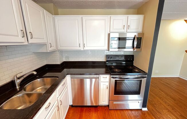 Spacious Updated 1 Bed / 1 Bath in Prime Rogers Park Location – In-Unit Laundry!