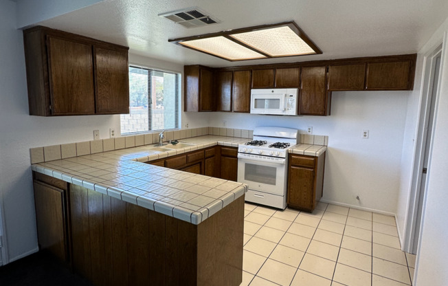 Gorgeous, spacious townhouse in West Lancaster!