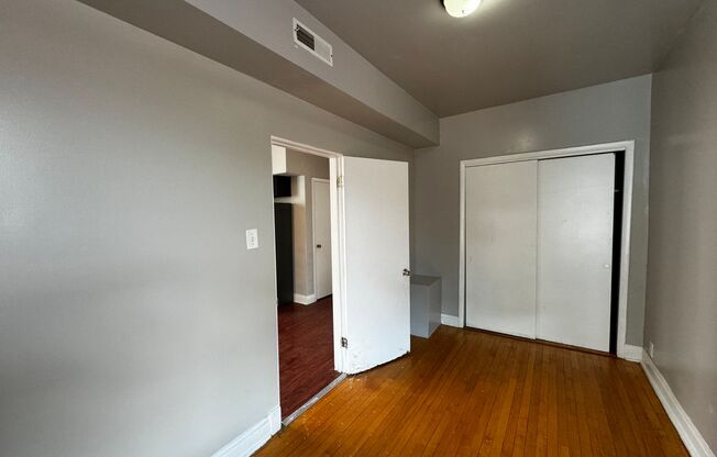 2 beds, 1 bath, $1,300, Unit 2526 #2R