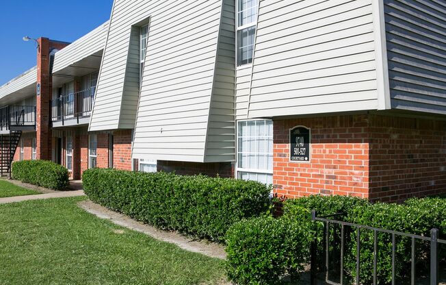 2 beds, 1 bath, 792 sqft, $1,129, Unit 0136