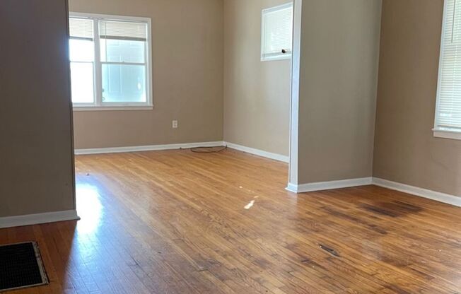 Spacious 3 bedroom in Triplex Available now!!