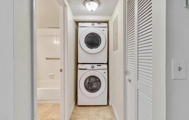 2 beds, 2 baths, 932 sqft, $2,100