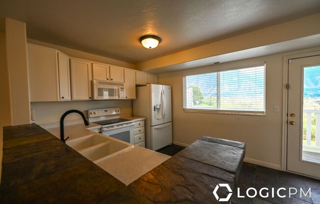 3 beds, 2.5 baths, 1,350 sqft, $1,695, Unit Upstairs