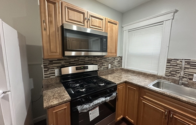 3 beds, 1 bath, 2,448 sqft, $3,450, Unit 2