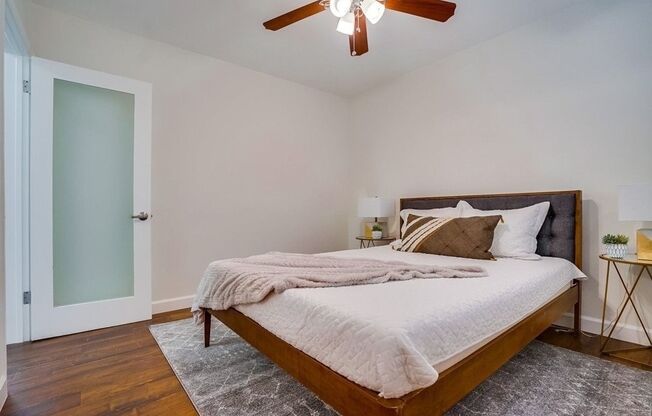 633 W Hyde Park Blvd.