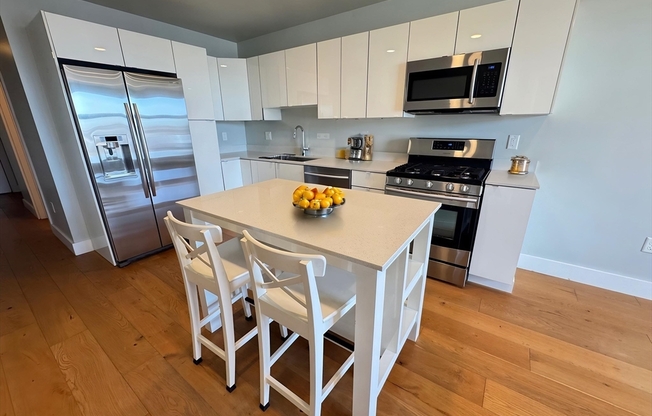 2 beds, 2 baths, 922 sqft, $3,400, Unit 204