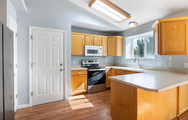 7997 LUSTER POINTE CIR