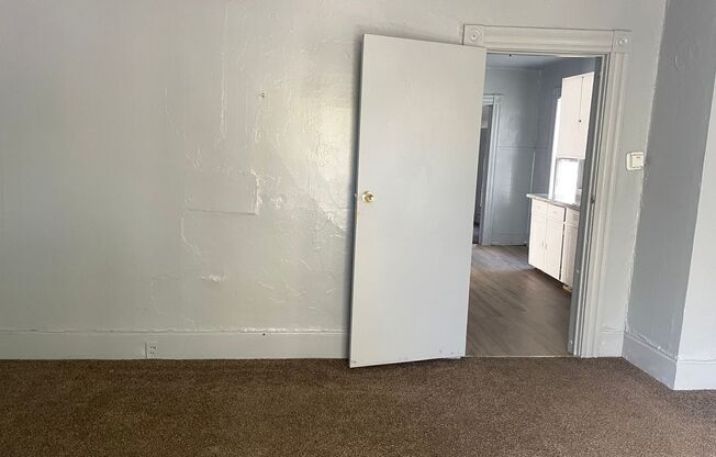 2 beds, 1 bath, 980 sqft, $850, Unit Up