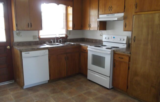 2 beds, 1 bath, 903 sqft, $1,240, Unit M-8