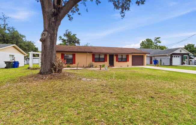 Charming 2/2 Spacious Home with/ 1 Car Garage in St. Cloud Close to the Lakefront Park