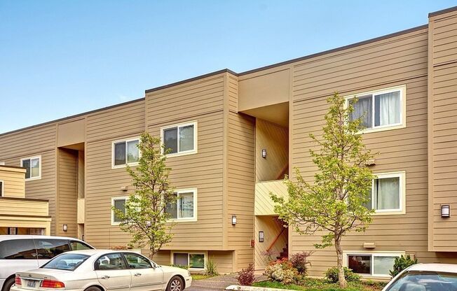 Spacious Condo next to Magnuson Park