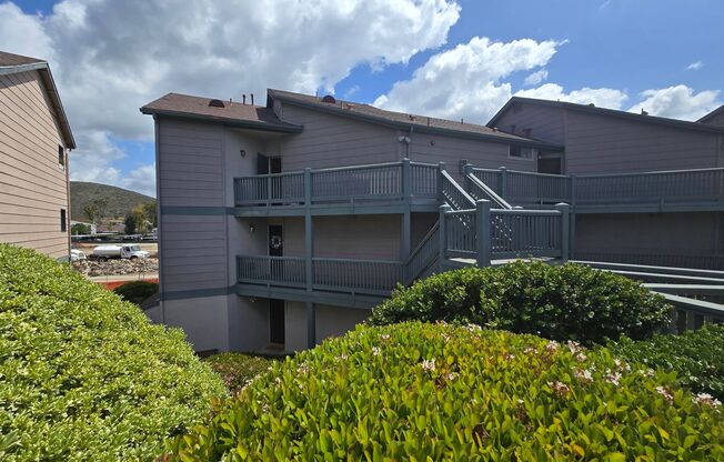 Upper Condo Unit - Rancho San Diego - Remodeled Kitchen - Vaulted Ceilings