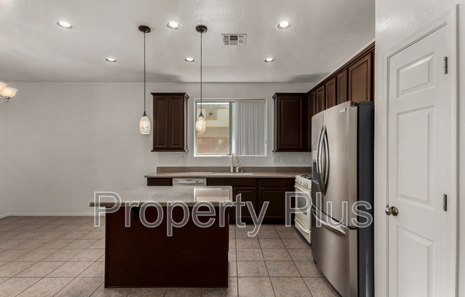 4211 N 153 DR