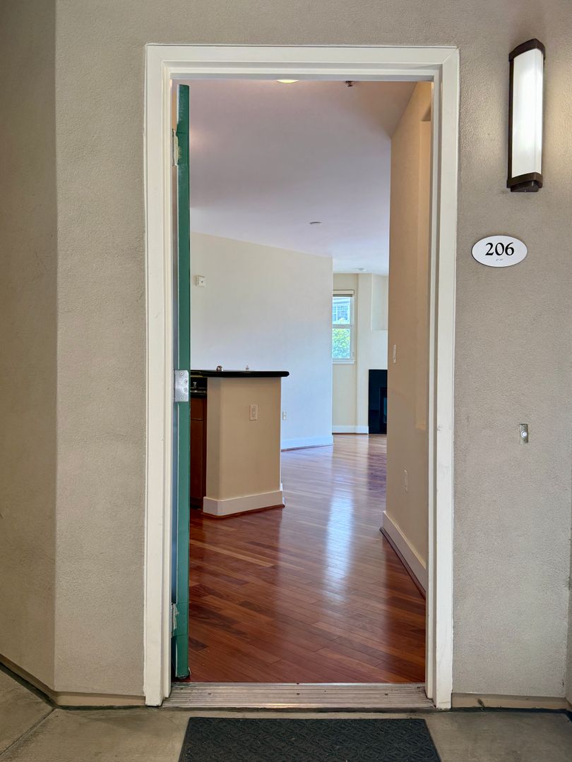 Beautiful 2 bedroom, 2 bath condo for rent at Chelsea Court!