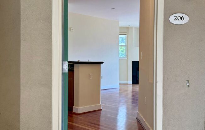 Beautiful 2 bedroom, 2 bath condo for rent at Chelsea Court!