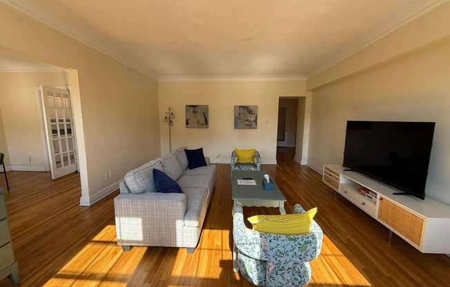 2 beds, 2 baths, 1,303 sqft, $3,000, Unit New King Edward  607