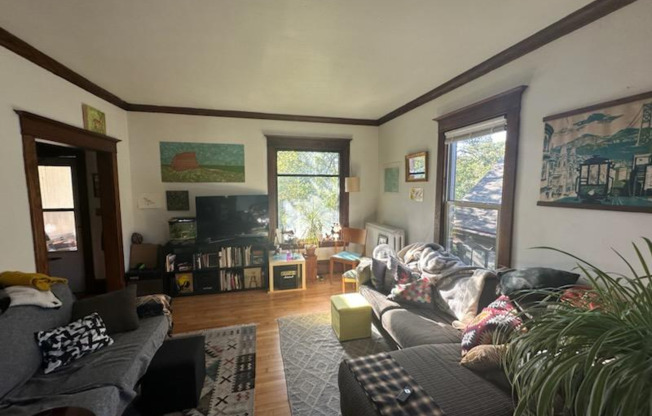 7 BARTON AVE SE
