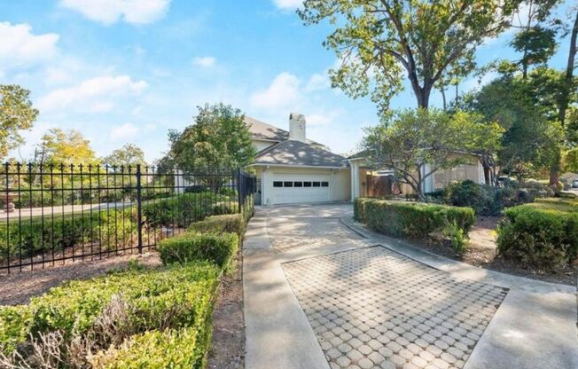 Grand 5BR Oasis with Courtyard & Outdoor Kitchen