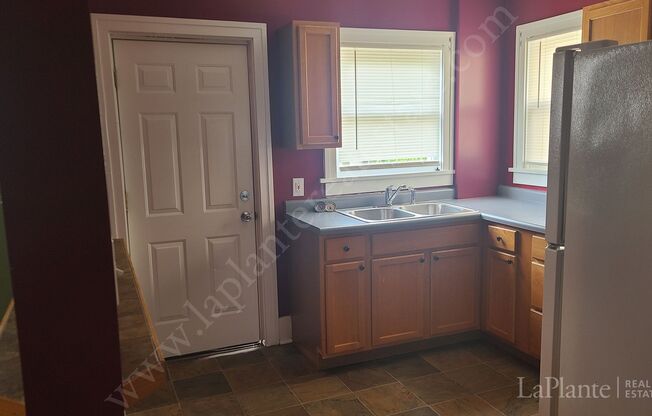 3 beds, 1 bath, $700