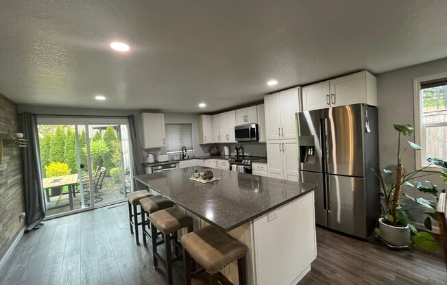 Charming 3 Bed 2 Bath home in Beaverton! Private Yard and Ensuite Bathroom!