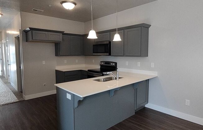 LIKE NEW TOP FLOOR CONDO UNIT - AVAILABLE NOW!