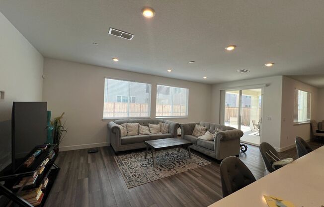 Gorgeous Like-New 4 Bedroom!