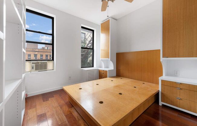 225 W 10 ST