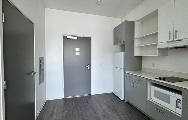 Studio, 1 bath, 317 sqft, $1,035, Unit 417