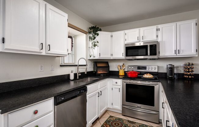 Stunning Townhome with Mountain Views in Ravencrest Condominiums!