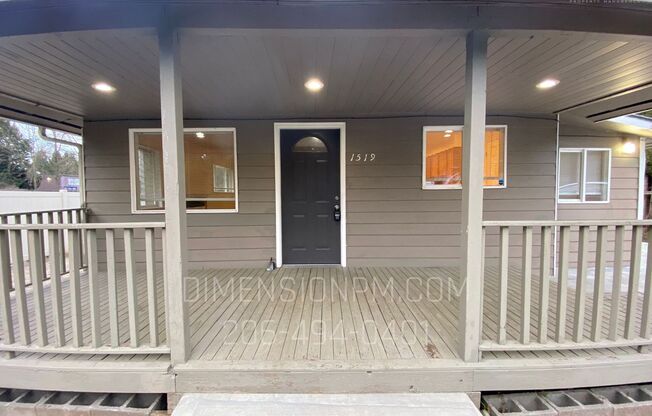 Cozy 2bed 1Bath with fenced backyard in Kent!