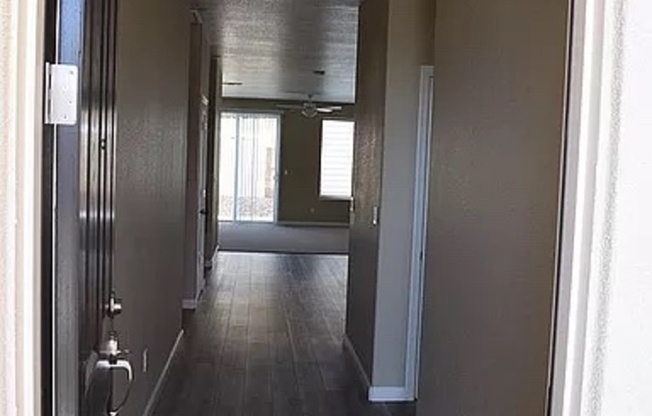 735 SUZANNE DR