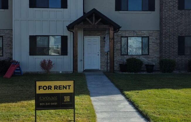 Beautiful 4-Bedroom Townhome in Prime Springville Location!