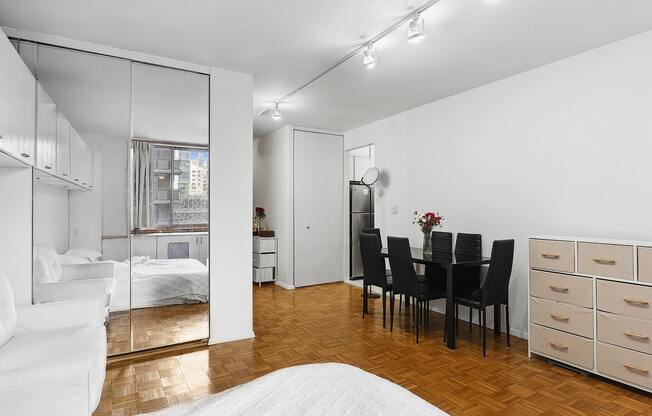 1 bed, 1 bath, $3,250, Unit 17I