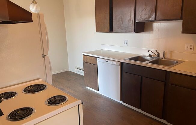 2 beds, 1 bath, 700 sqft, $1,100, Unit 9