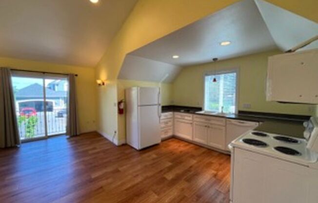 Cozy 1 Bed 1 Bath Apartment with Private Garage in SeaTac