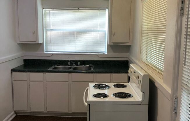 2 beds, 1 bath, 942 sqft, $700, Unit 1