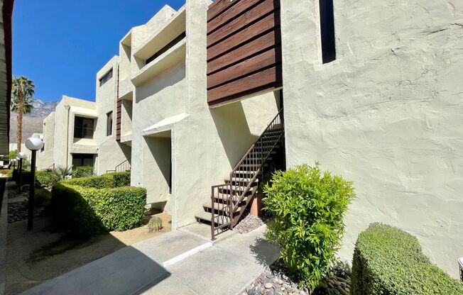 AVAILABLE NOW! 1 Bedroom/ 1 Bath Condo in Smoke Tree Racquet Club / South Palm Springs