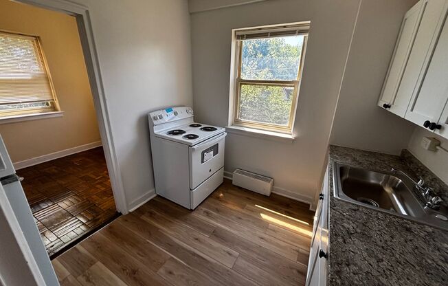 1 bed, 1 bath, 653 sqft, $950, Unit D32